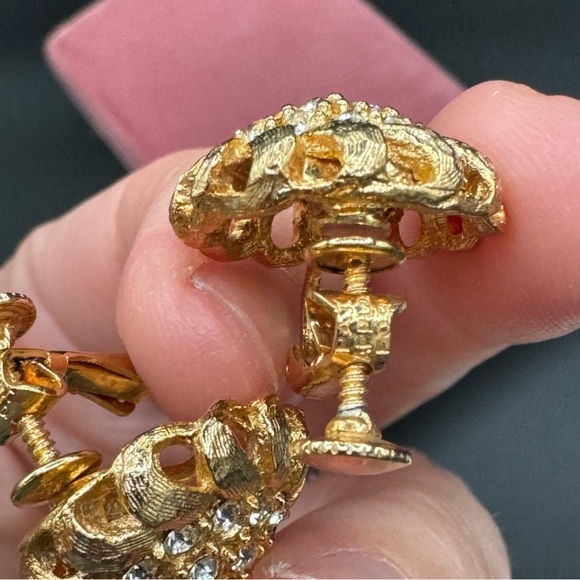 NWT Vintage Sparkly Gold Tone Dome Shaped Screw back Earrings - Picture 13 of 14